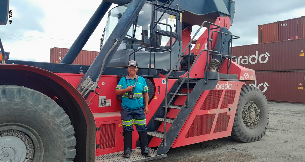 “Eu sabia que podia ocupar aquele lugar”: mulher realiza sonho de operar equipamento de grande porte na logística