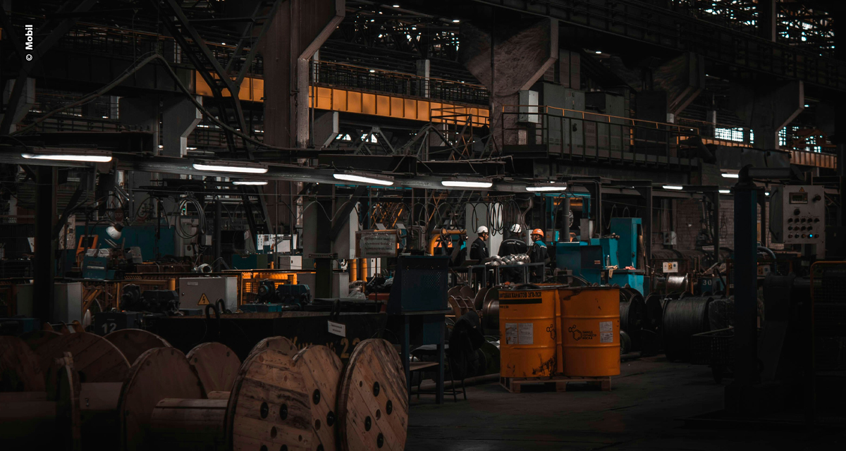 Segurança no trabalho: entenda como o uso de graxa pode contribuir para evitar acidentes em esteiras industriais